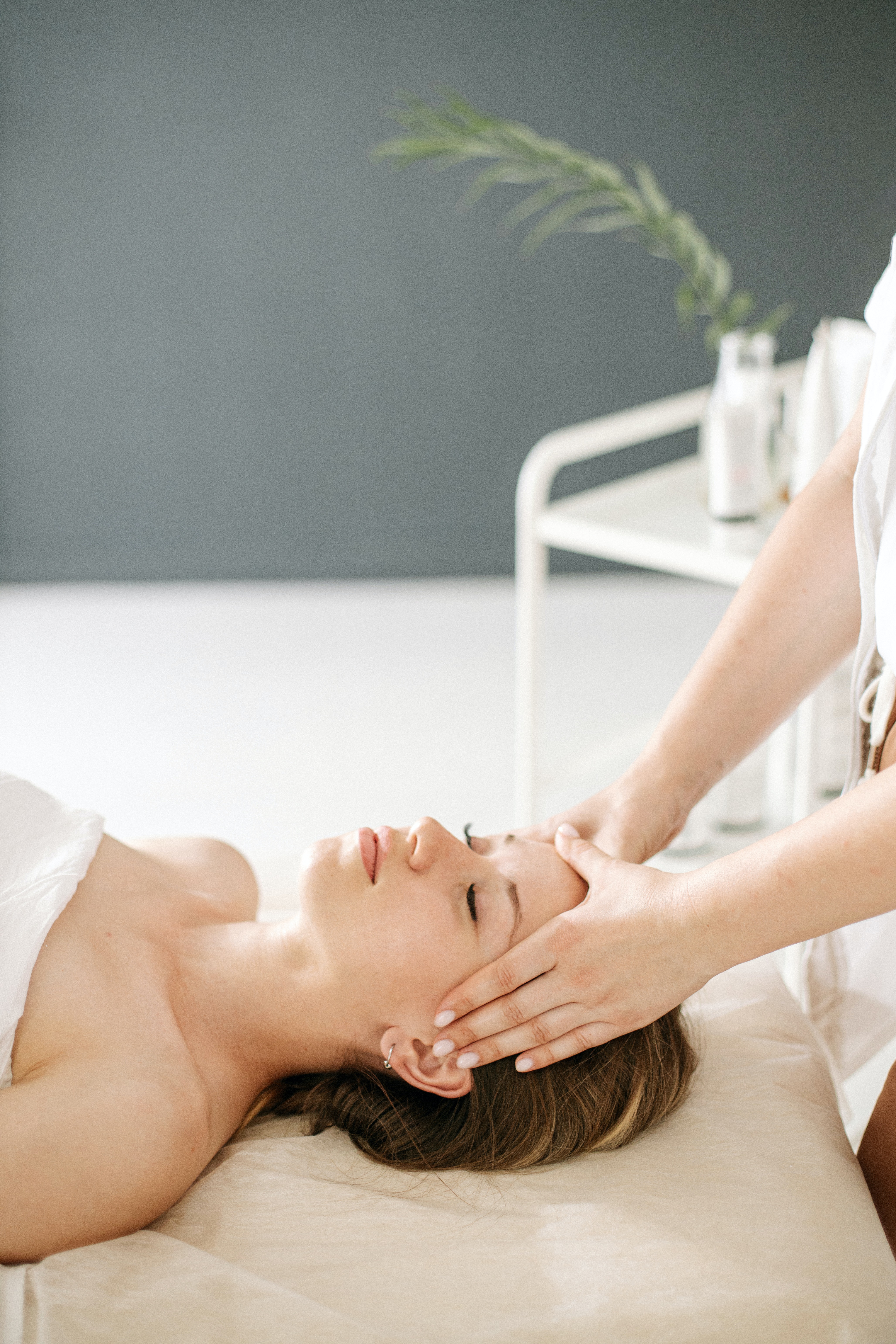 Le massage crânien vise à détendre les muscles du cuir chevelu chez marjolie pause à aix en provence 